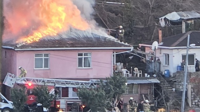 Beykoz’da gecekondu alev aldı