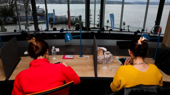 GENÇLERİN BOĞAZ’DAKİ FAVORİSİ “YALI KÜTÜPHANESİ”