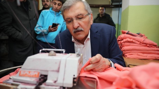 Murat Aydın, konfeksiyon atölyesini ziyaret edip dikiş dikti