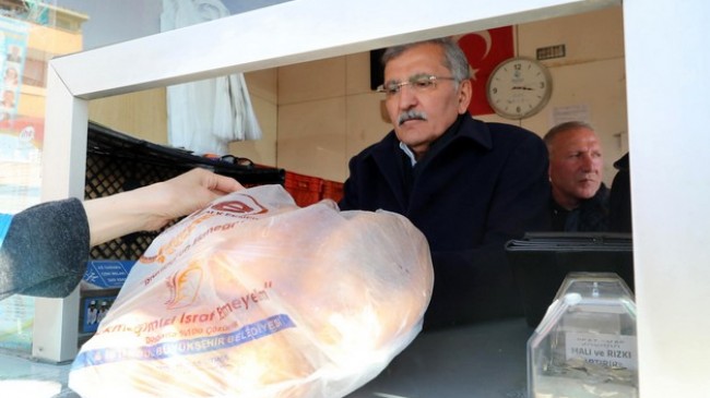 Beykoz adayı Murat Aydın İHE’de vatandaşlara ekmek dağıttı, pazarın nabzını tuttu