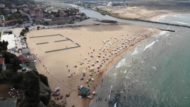 İstanbullular Riva Plajı’nda Serinledi