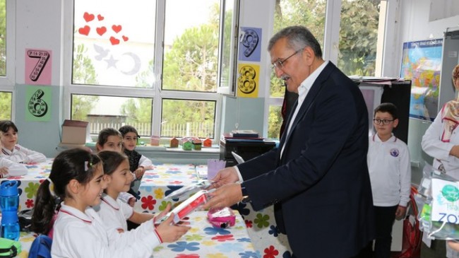 Her İlkokul Öğrencisine Ağız Bakım Seti Hediye