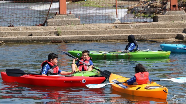 BEYKOZ’DA OKULLAR TATİLE GİRDİ, KANOLAR SUYA İNDİ