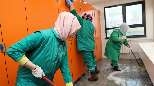 OKUL TUVALETLERİ ANNE TİTİZLİĞİYLE TERTEMİZ OLUYOR