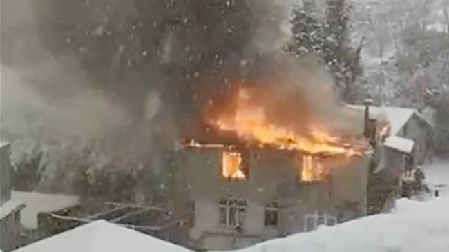 Beykoz Gümüşsuyu Mahallesinde ev yandı