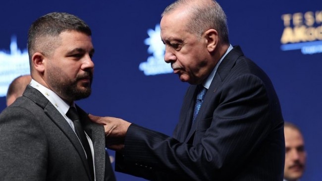 Erdoğan, Nevzat Cebeci’ye rozetini taktı