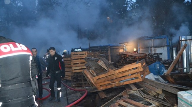 Beykoz Belediye binasının arka kısmında yangın