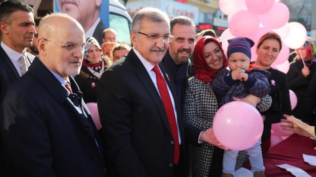 Murat Aydın ‘Dünya Kanser Günü’nde vatandaşlara pembe kurdele taktı