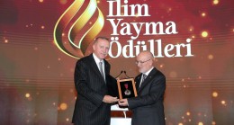 Cumhurbaşkanı Erdoğan, ödülleri Çelikbilek ile birlikte verdi