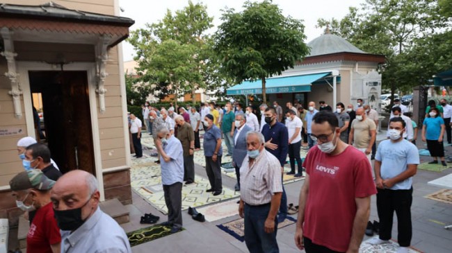 Protokol Üyeleri Beykoz Merkez Camisi’nde Vatandaşlarla Bir Araya Geldi