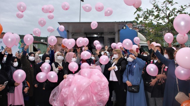 Pembe Balonlar Meme Kanserine Farkındalık İçin Uçuruldu