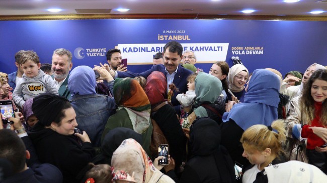 Murat Kurum, ilk defa oy kullanacak genç kızlarla buluştu