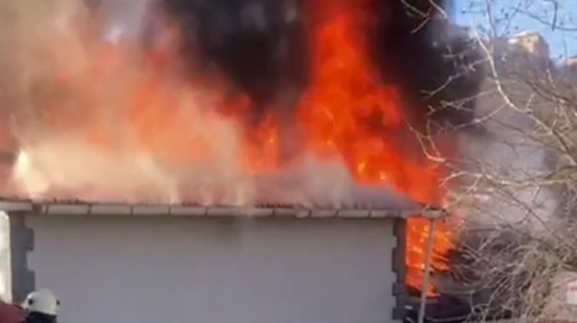 Beykoz Yenimahalle’de 2 katlı evin çatısı alevler içinde kaldı